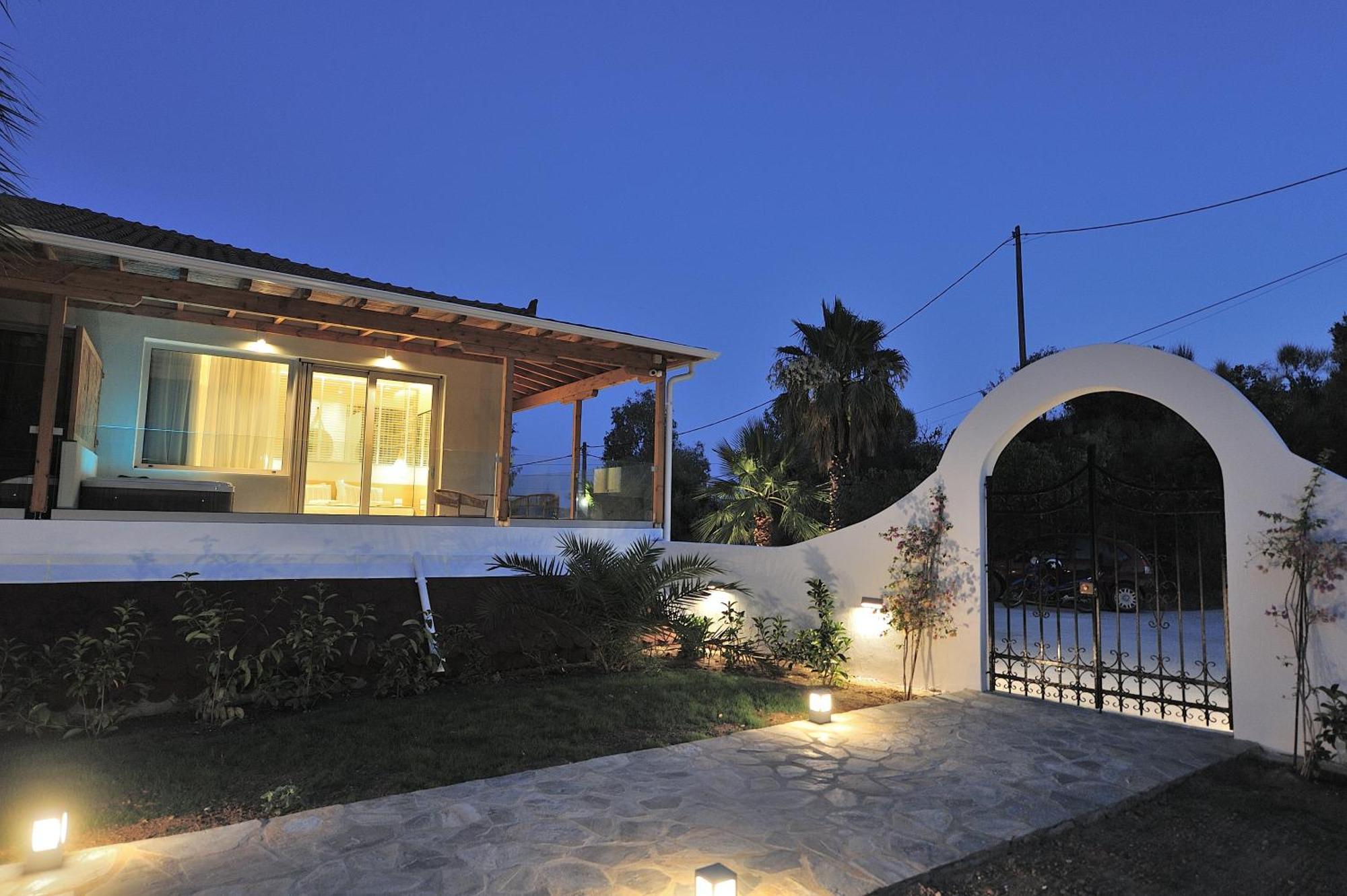 Salty Wave Suites Skiathos Town Exterior photo